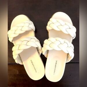 Banana Republic brand Women’s Sandals. Size 6 1/2 (good for 71/2)
